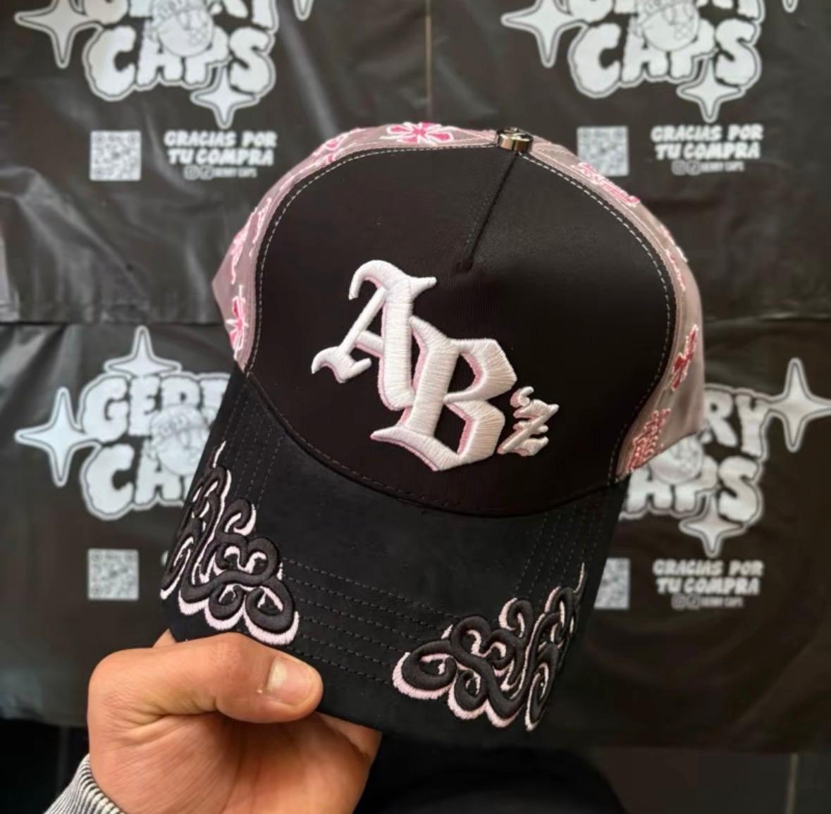 BAEZ X SHIFU- AB'Z Gorra Negra con Rosa