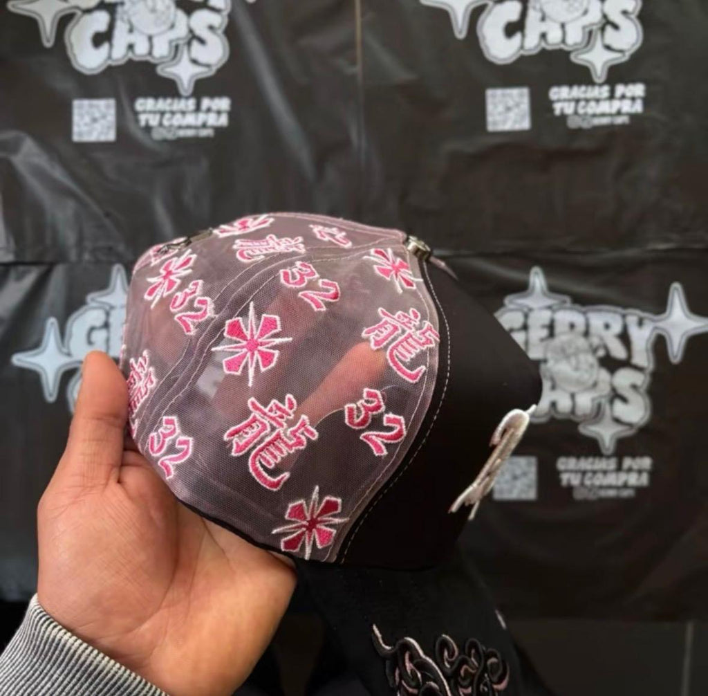 BAEZ X SHIFU- AB'Z Gorra Negra con Rosa